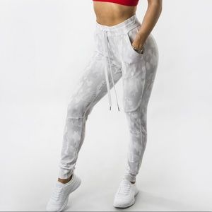 Jasmine Jogger: Snow Camo